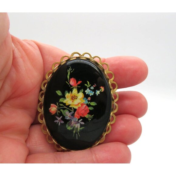 Vintage Floral Transfer Print Brooch 1.5" Black Gold Tone Scalloped Edge Pin - Picture 1 of 9
